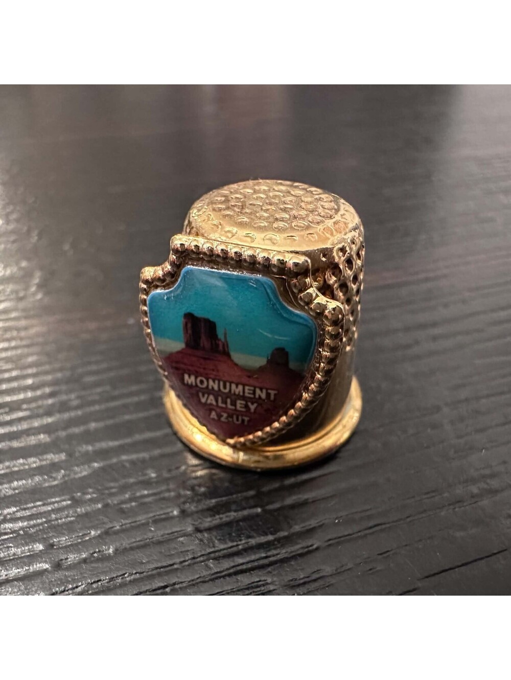 Monument Valley Arizona Utah Gold Tone Souvenir Thimble Scenic Shield EUC
